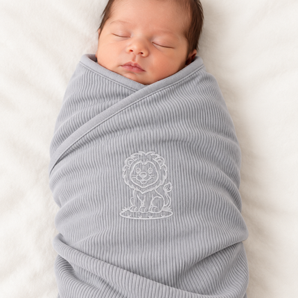 Grey Hooded Baby Blanket – كوفرتة أطفال رمادي بغطاء رأس بتصميم الأسد